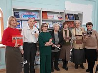 На презентации книги «Мемориалы Саратова» было организовано вручение новых членских билетов СЖР ветеранам журналистики