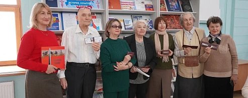 На презентации книги «Мемориалы Саратова» было организовано вручение новых членских билетов СЖР ветеранам журналистики